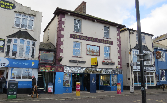 Commercial arcade building